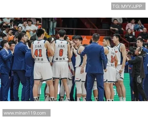 第20轮广东队与广厦队激战正酣双方争夺季后赛名额的关键之战